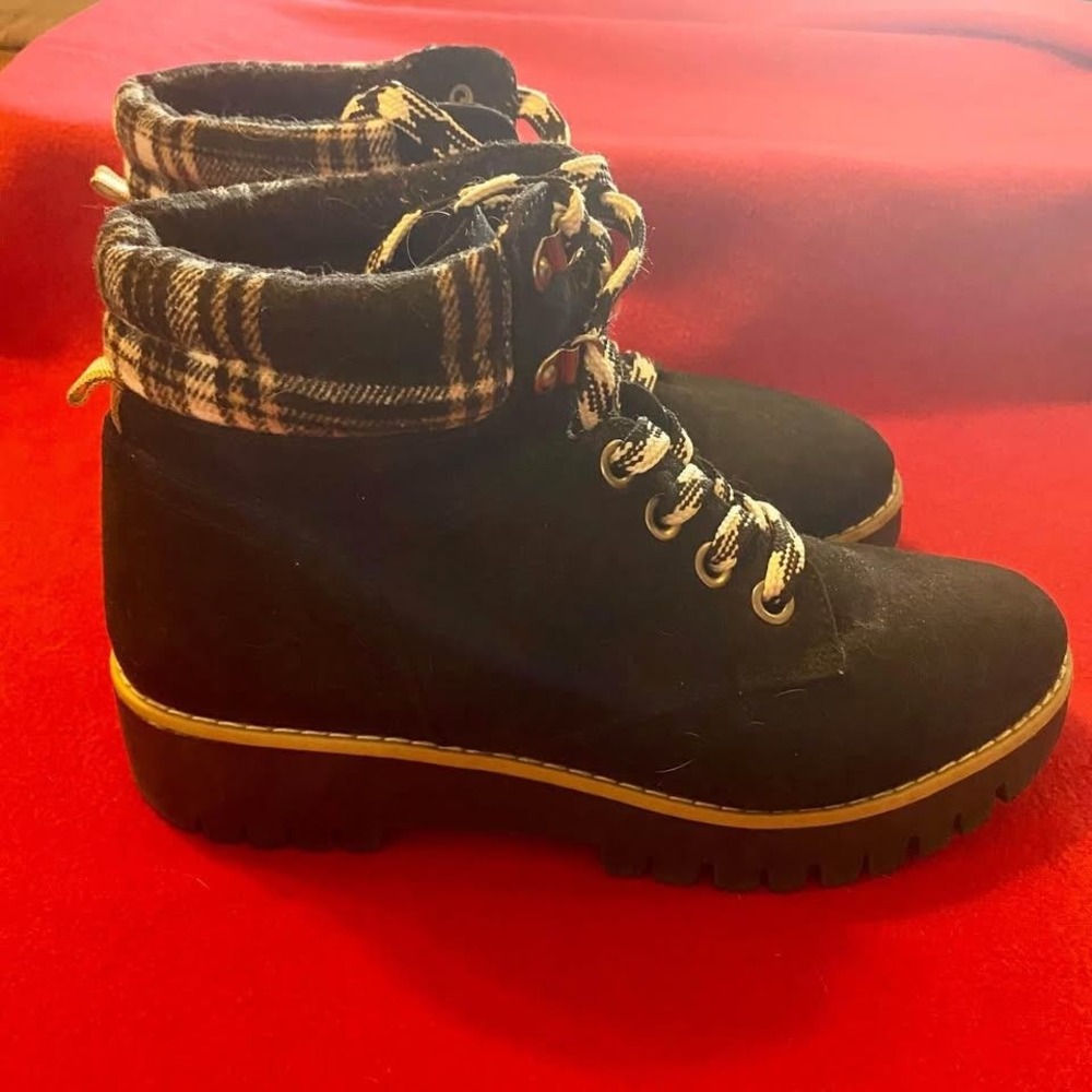Women's sz 9 black Hiking Boots. New.